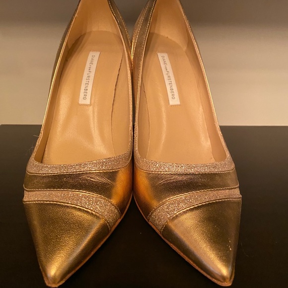 Chic pumps. - Picture 2 of 3